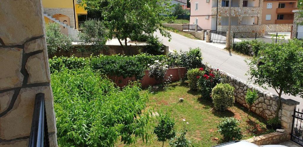 Apartments Roses Dobrinj Luaran gambar